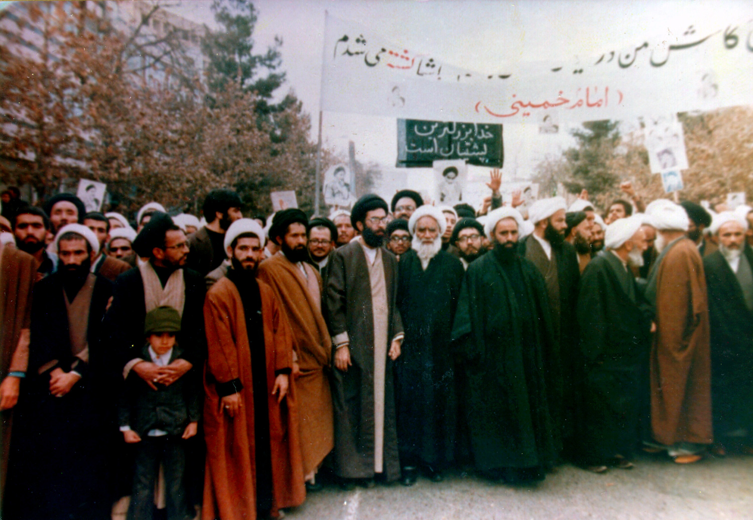 IMAGE(http://askdin.com/sites/default/files/gallery/images/14894/1_khamenei-rahpeymaei-enghelab.jpg)